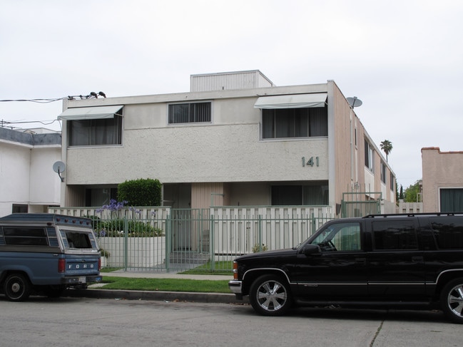 141 W Hillcrest Blvd in Inglewood, CA - Foto de edificio - Building Photo