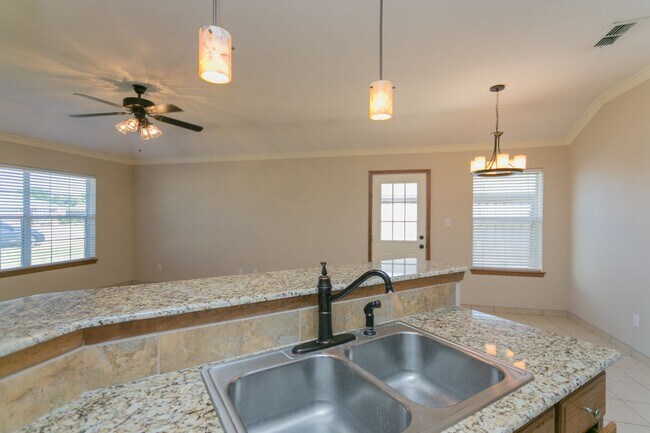 16131 Rolling Meadows Dr in Lindale, TX - Building Photo - Building Photo