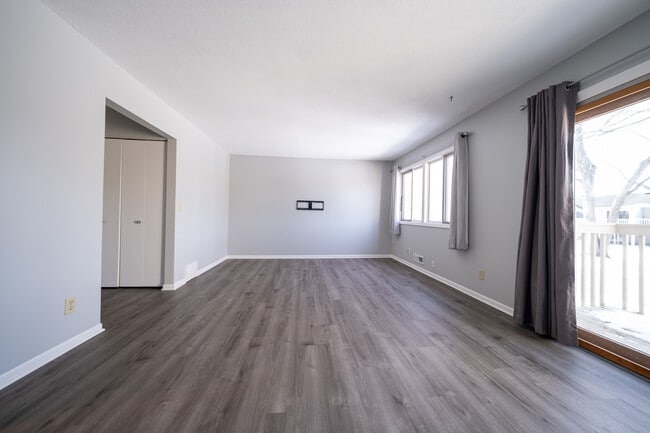 7677 Whitney Dr in Apple Valley, MN - Building Photo - Building Photo