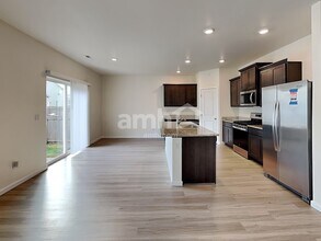 1221 W 17th Ave in La Center, WA - Foto de edificio - Building Photo