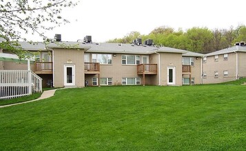 Greystone Garden Apartments in Riverside, MO - Building Photo - Building Photo