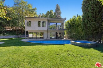 11200 Dona Lola Dr in Los Angeles, CA - Building Photo - Building Photo