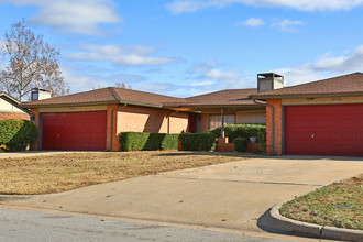 Trafalgar Square Duplexes in Oklahoma City, OK - Building Photo - Building Photo