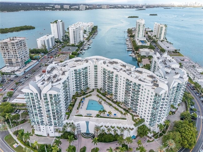 7910 Harbor Island Dr in North Bay Village, FL - Foto de edificio - Building Photo
