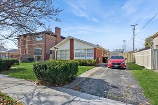 8538 Mango Ave in Morton Grove, IL - Building Photo