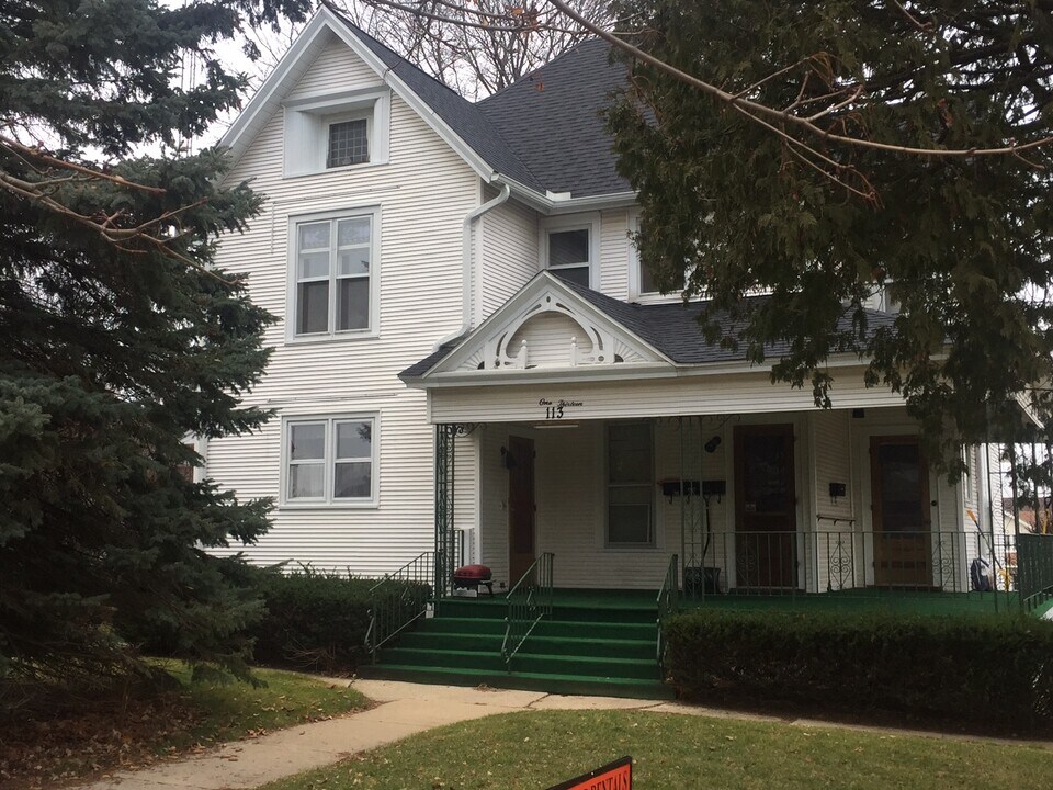 113 W Howard St in Portage, WI - Building Photo