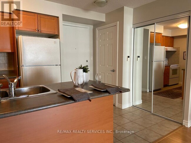 3880-3880 Duke of York Blvd in Mississauga, ON - Building Photo - Building Photo