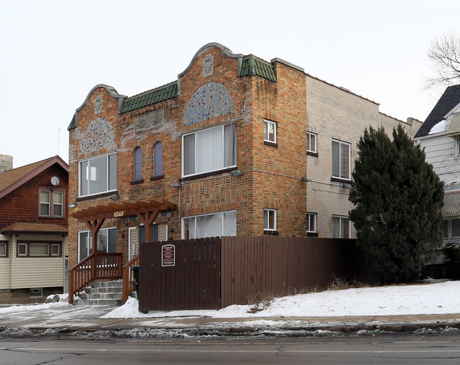 4470 N Hopkins St in Milwaukee, WI - Foto de edificio - Building Photo