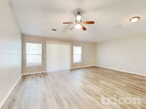 8325 Stelling Dr S in Jacksonville, FL - Foto de edificio - Building Photo