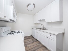 20951 Roscoe Blvd in Los Angeles, CA - Building Photo