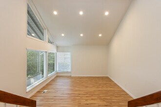 10227 Autumn Leaf Cir in Los Angeles, CA - Foto de edificio - Building Photo