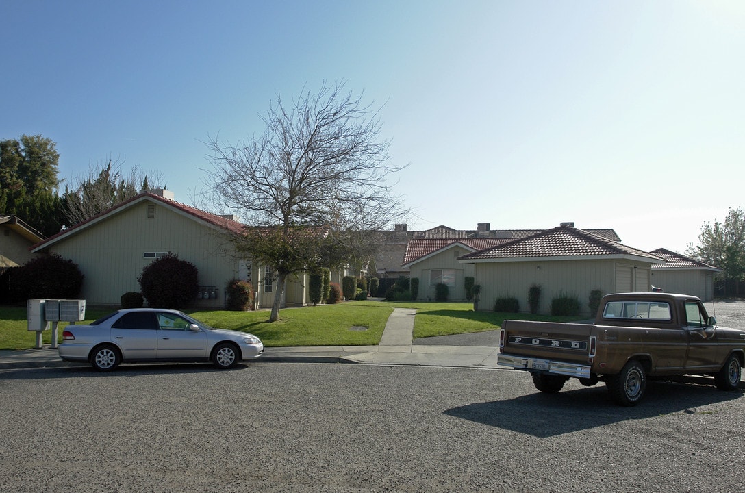 12487 Georgia Ln in Madera, CA - Building Photo
