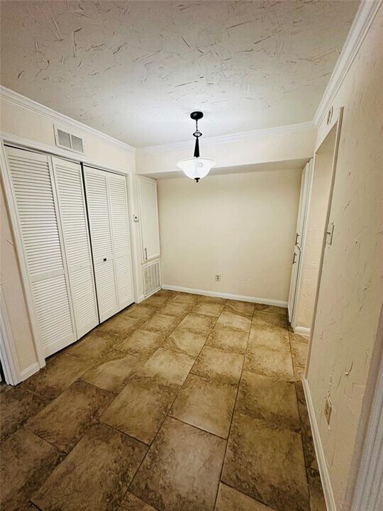 7200 Clarewood Dr in Houston, TX - Building Photo