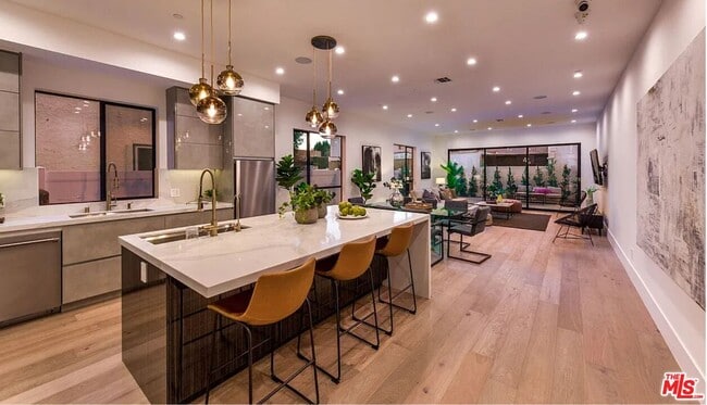 1637 S Sherbourne Dr in Los Angeles, CA - Building Photo - Building Photo