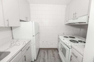 944 Fletcher Ln in Hayward, CA - Foto de edificio - Building Photo
