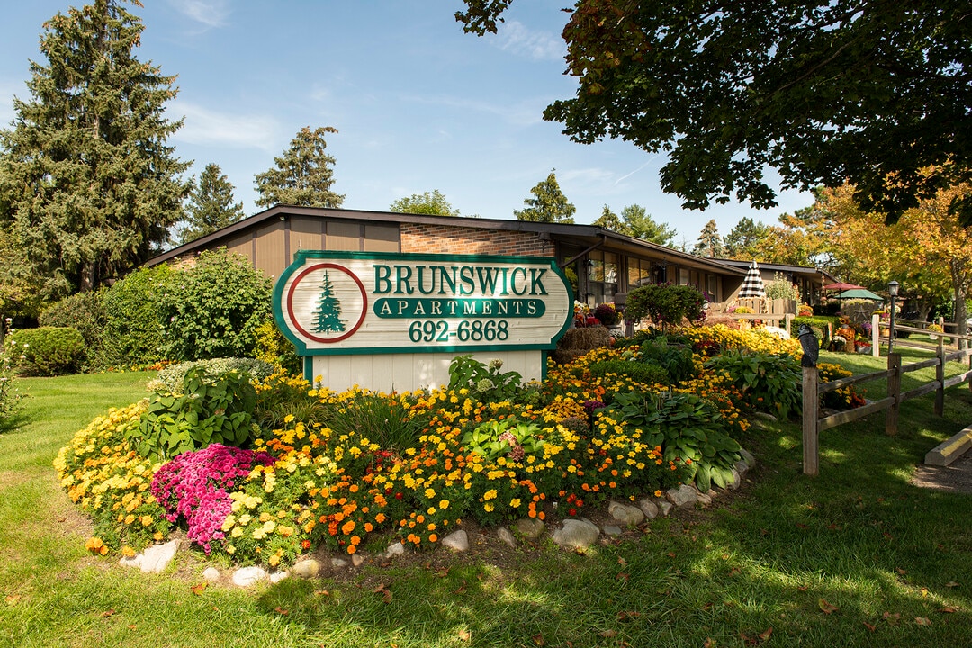 Brunswick Apartments in Woodhaven, MI - Building Photo