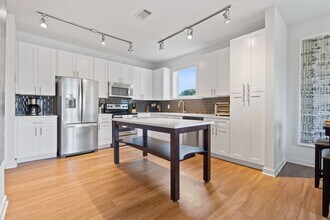 1900 Barton Springs Rd, Unit 4010 in Austin, TX - Foto de edificio - Building Photo