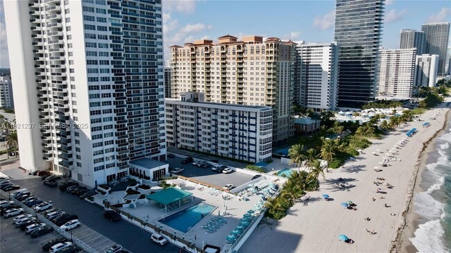 3140 S Ocean Dr in Hallandale Beach, FL - Building Photo - Building Photo