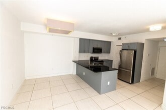 6490 Aragon Way, Unit 104 in Ft. Myers, FL - Foto de edificio - Building Photo