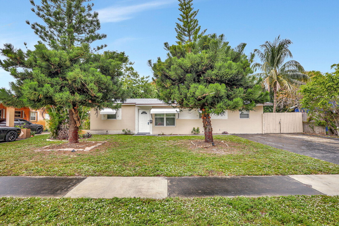 1341 NW 50th Ave in Lauderhill, FL - Building Photo