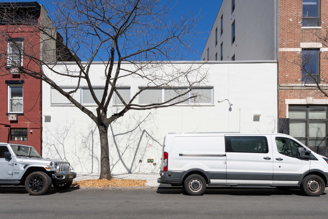 23 Carroll St in Brooklyn, NY - Building Photo