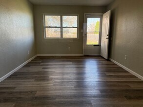 215 Miriam Dr-Unit -D in Waterloo, IA - Building Photo - Building Photo