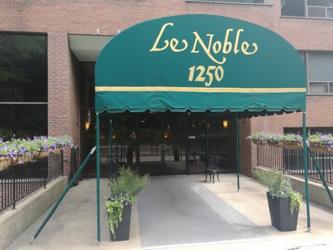 1250 Av des Pins O in Montréal, QC - Building Photo - Building Photo