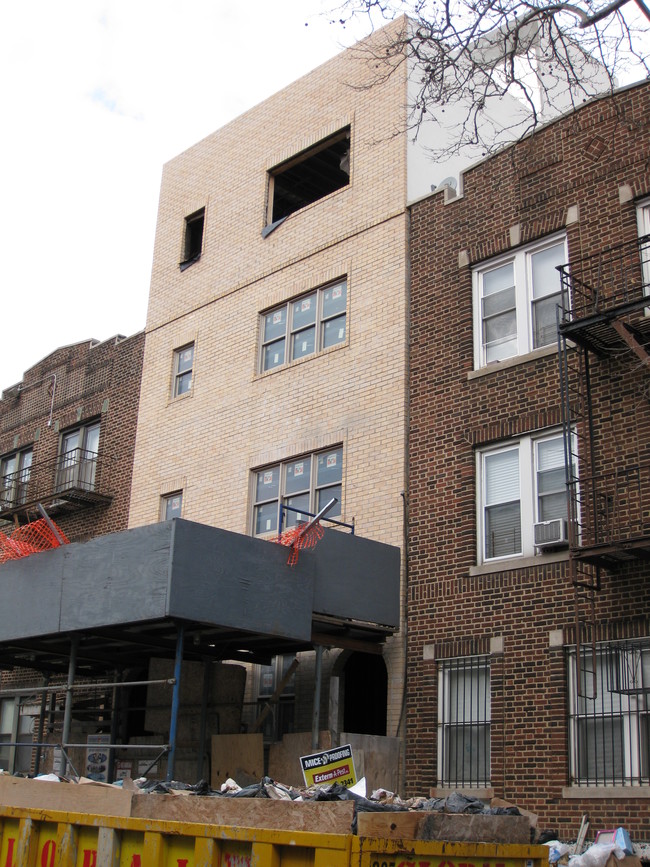 1347 57th St in Brooklyn, NY - Foto de edificio - Building Photo