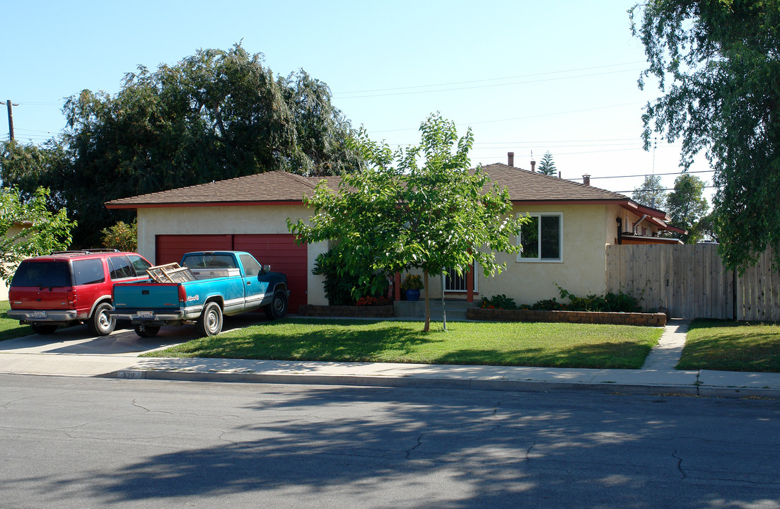 320-322 Dartmouth Rd in Santa Paula, CA - Foto de edificio