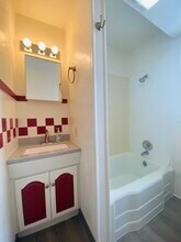207 Fairchild St in Iowa City, IA - Building Photo - Building Photo