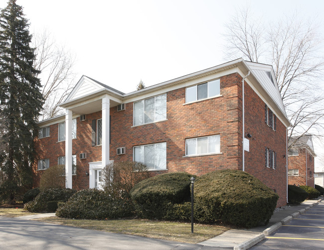 Elmwood Manor Apartments in Clawson, MI - Foto de edificio - Building Photo