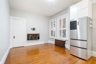 261 Beacon St, Unit 32 in Boston, MA - Building Photo
