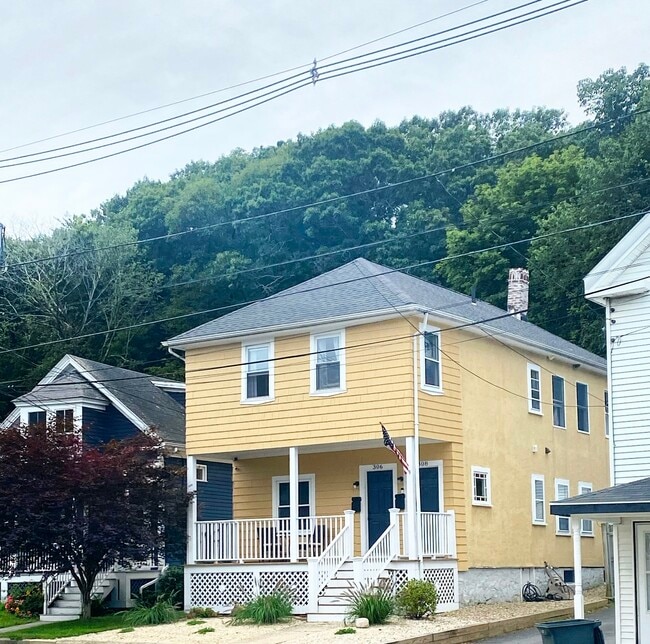 308 Washington St, Unit Melrose Apartment