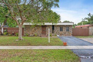 6902 NW 78th St, Unit Halmark 107 in Tamarac, FL - Building Photo