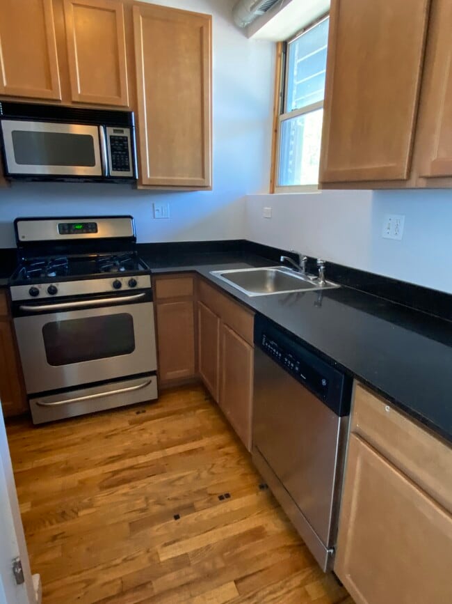 property at 1223 W Greenleaf Ave