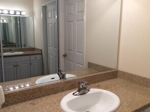 21520 Burbank Blvd, Unit 211 in Woodland Hills, CA - Foto de edificio - Building Photo