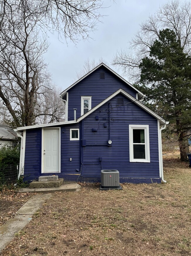 2041 Rhode Island St in Lawrence, KS - Foto de edificio - Building Photo