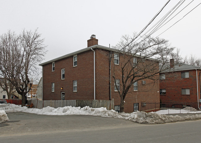 74 Charles St in Waltham, MA - Foto de edificio - Building Photo