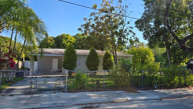 2102 Delaware Ave in Fort Pierce, FL - Building Photo - Building Photo