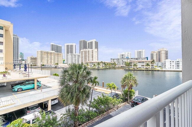 121 Golden Isles Dr in Hallandale Beach, FL - Foto de edificio - Building Photo