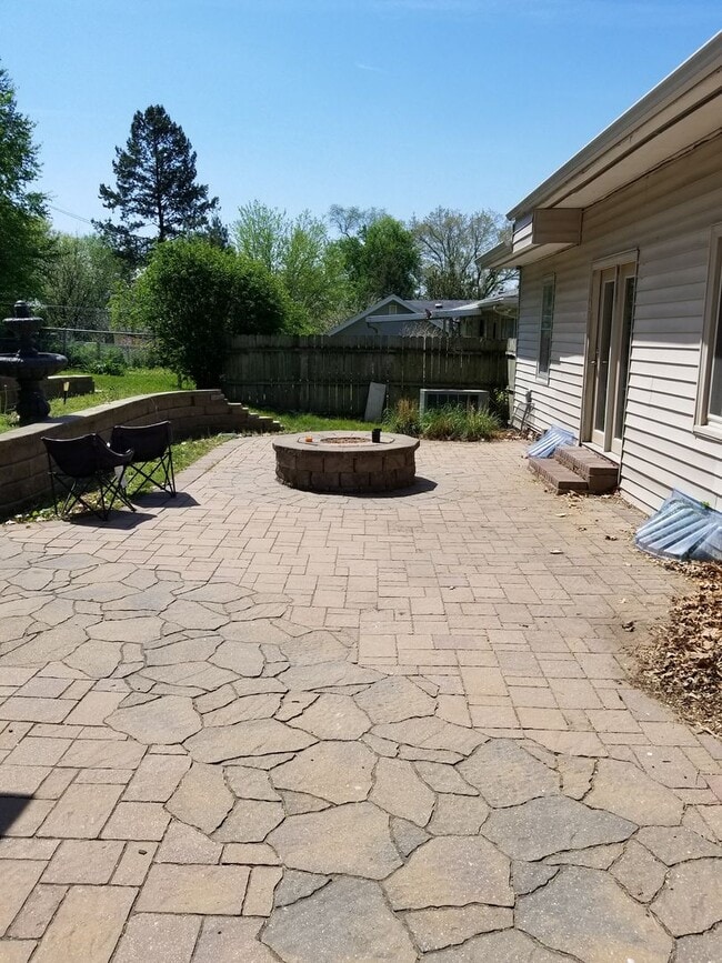 property at 909 S 68th St