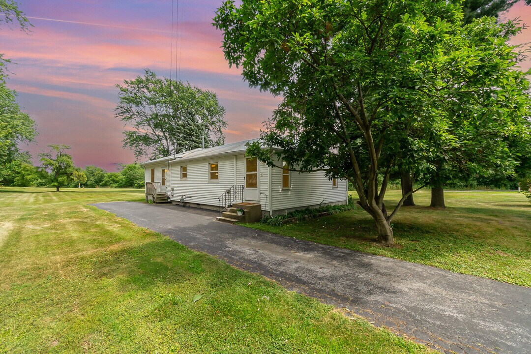 1621 Magnolia Ave in Dyer, IN - Building Photo