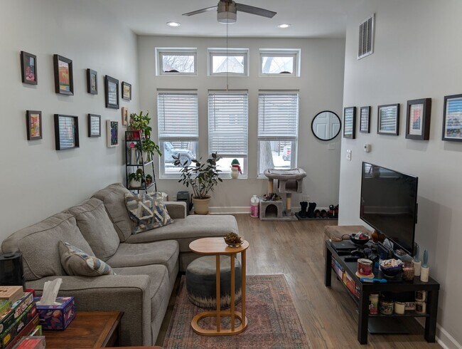 2434 W Moffat St in Chicago, IL - Building Photo - Building Photo