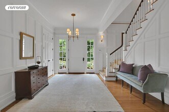 7 Cameron Way in Southampton, NY - Building Photo - Building Photo