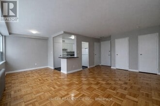 42 Thorncliffe Park Dr in Toronto, ON - Building Photo - Building Photo