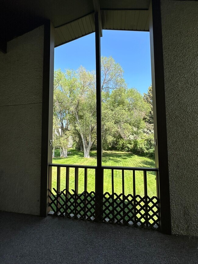 1445 Vega Cir, Unit Apt 4 in Idaho Falls, ID - Foto de edificio - Building Photo