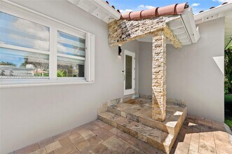 10626 NE 10th Ct in Miami Shores, FL - Building Photo - Building Photo