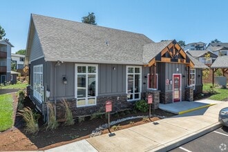 LIBERTY CREST APARTMENTS in Salem, OR - Foto de edificio - Building Photo