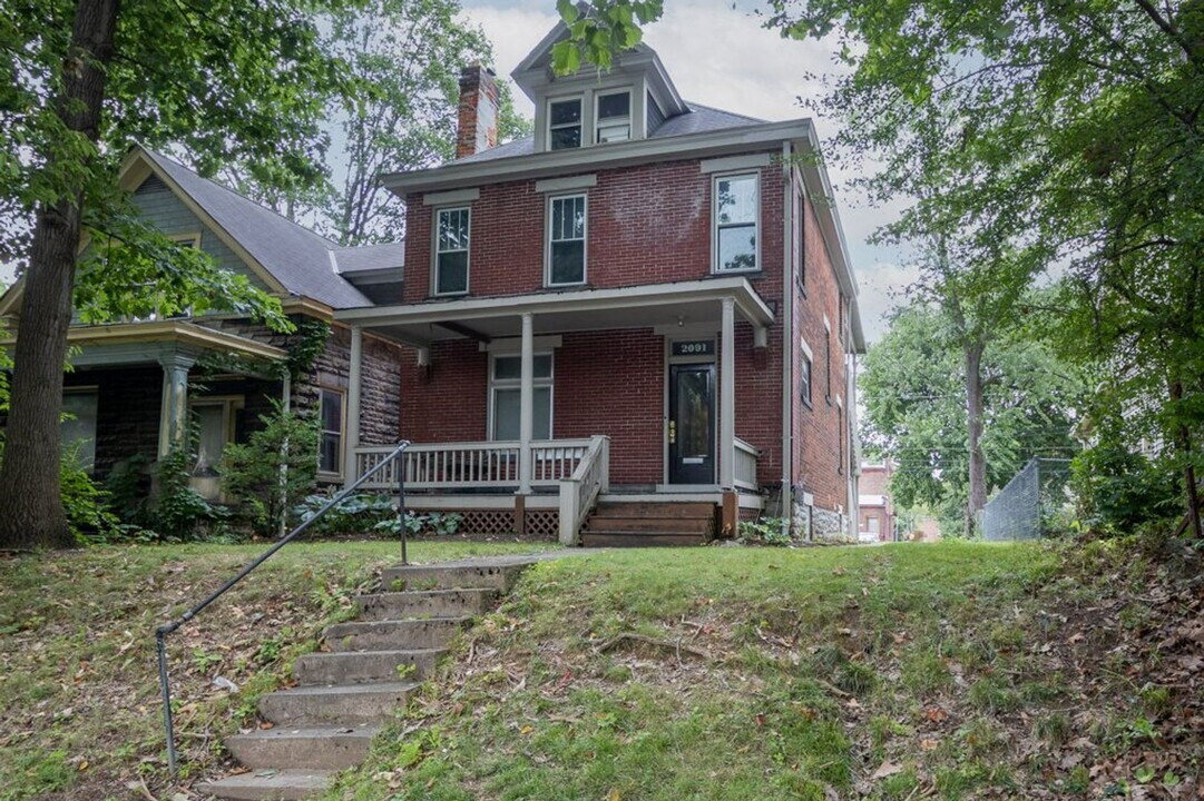 2091 Summit St in Columbus, OH - Building Photo