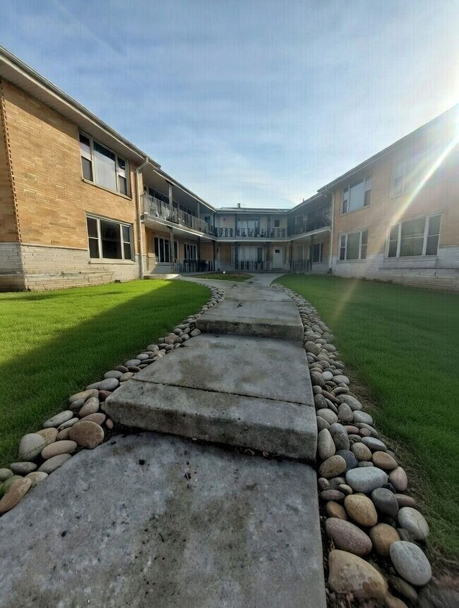 3202 N 76th St - 14 Unit in Milwaukee, WI - Foto de edificio - Building Photo